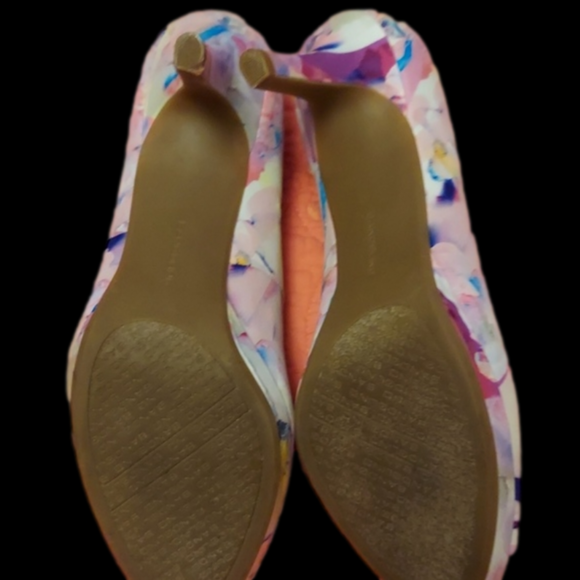 Shoes - Picture 2 of 4